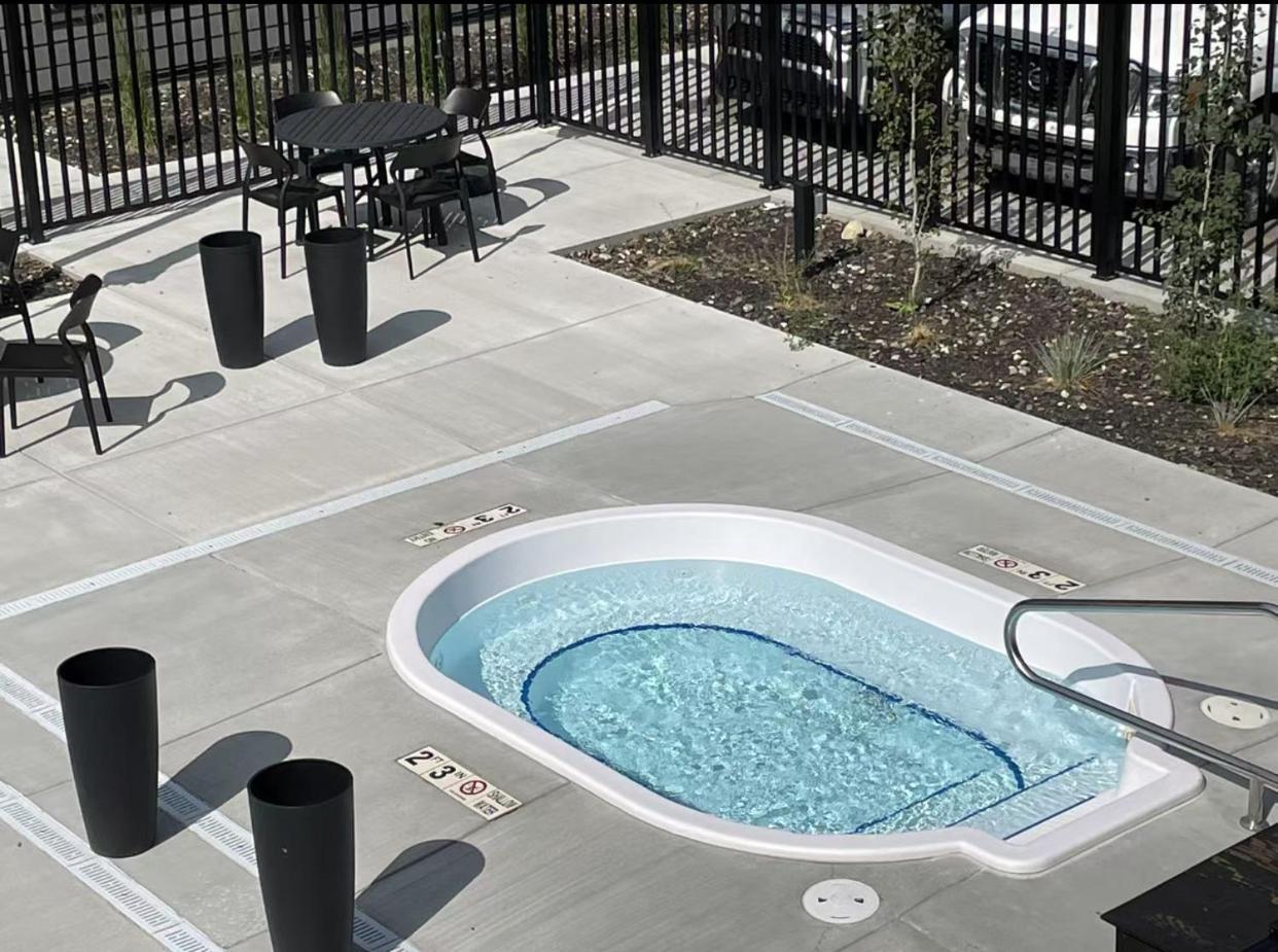 Brand New 2Br Condo With Outdoor Swimming Pool And Hot Tub Canmore Extérieur photo