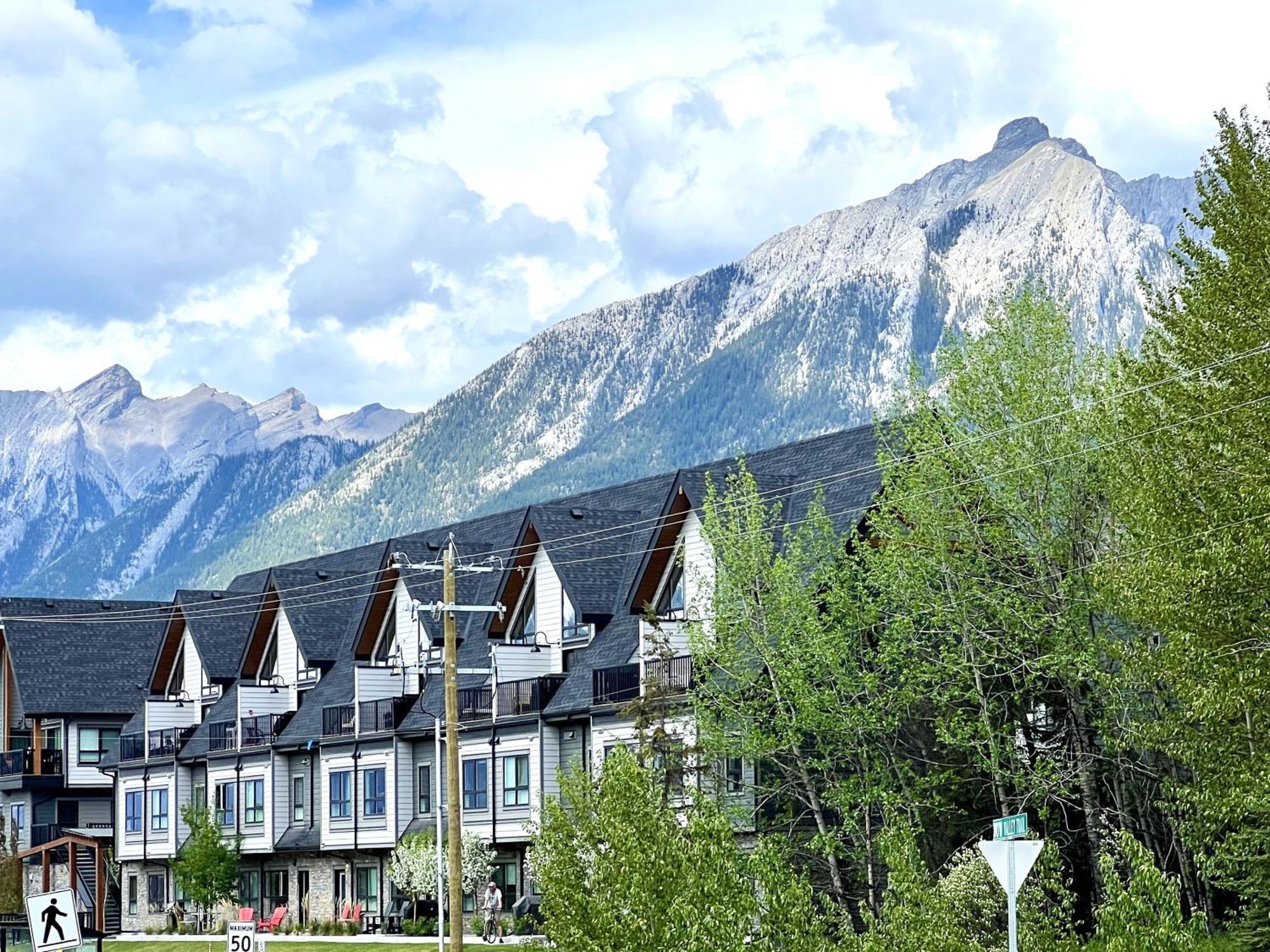 Brand New 2Br Condo With Outdoor Swimming Pool And Hot Tub Canmore Extérieur photo