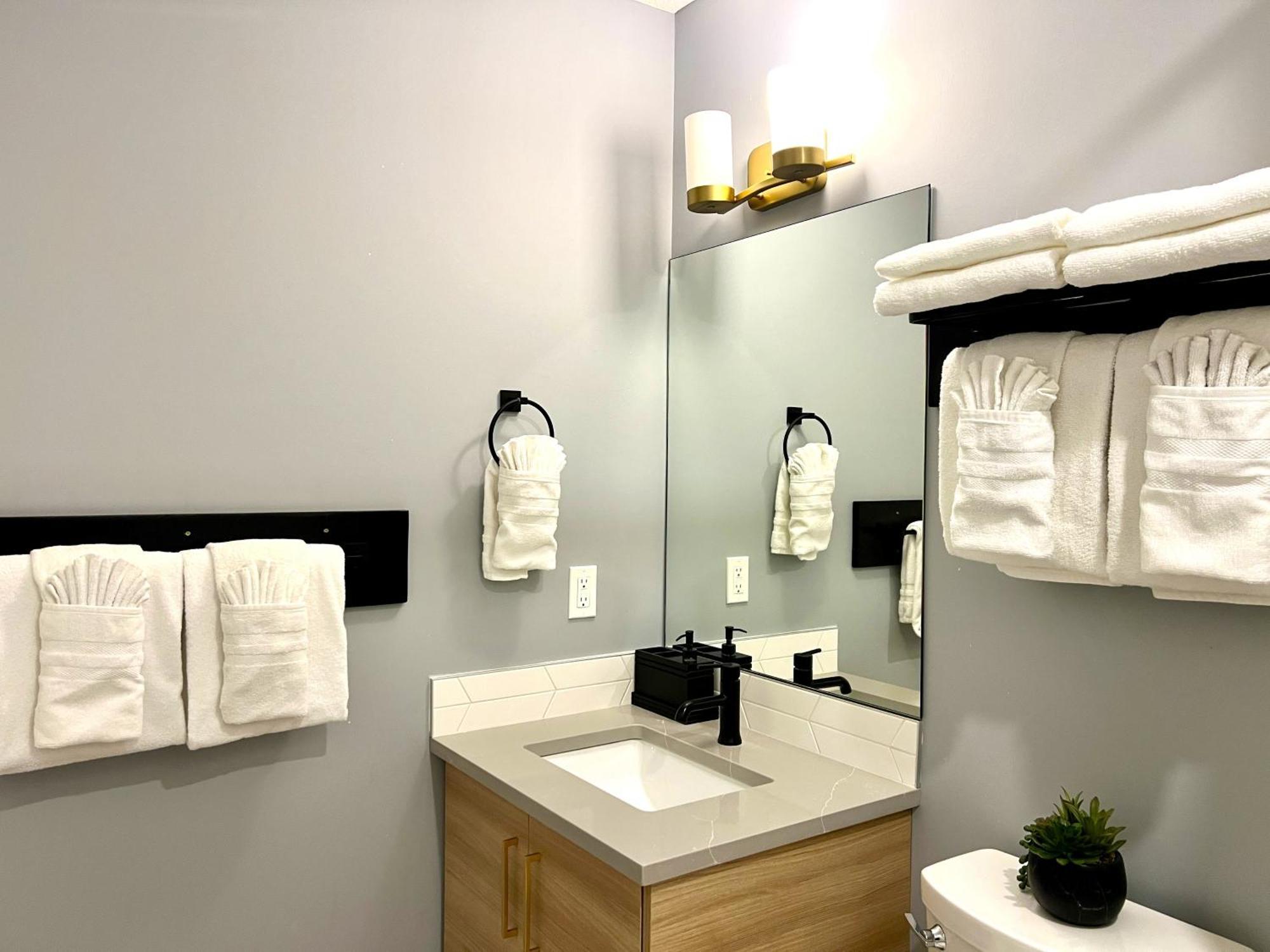 Brand New 2Br Condo With Outdoor Swimming Pool And Hot Tub Canmore Extérieur photo