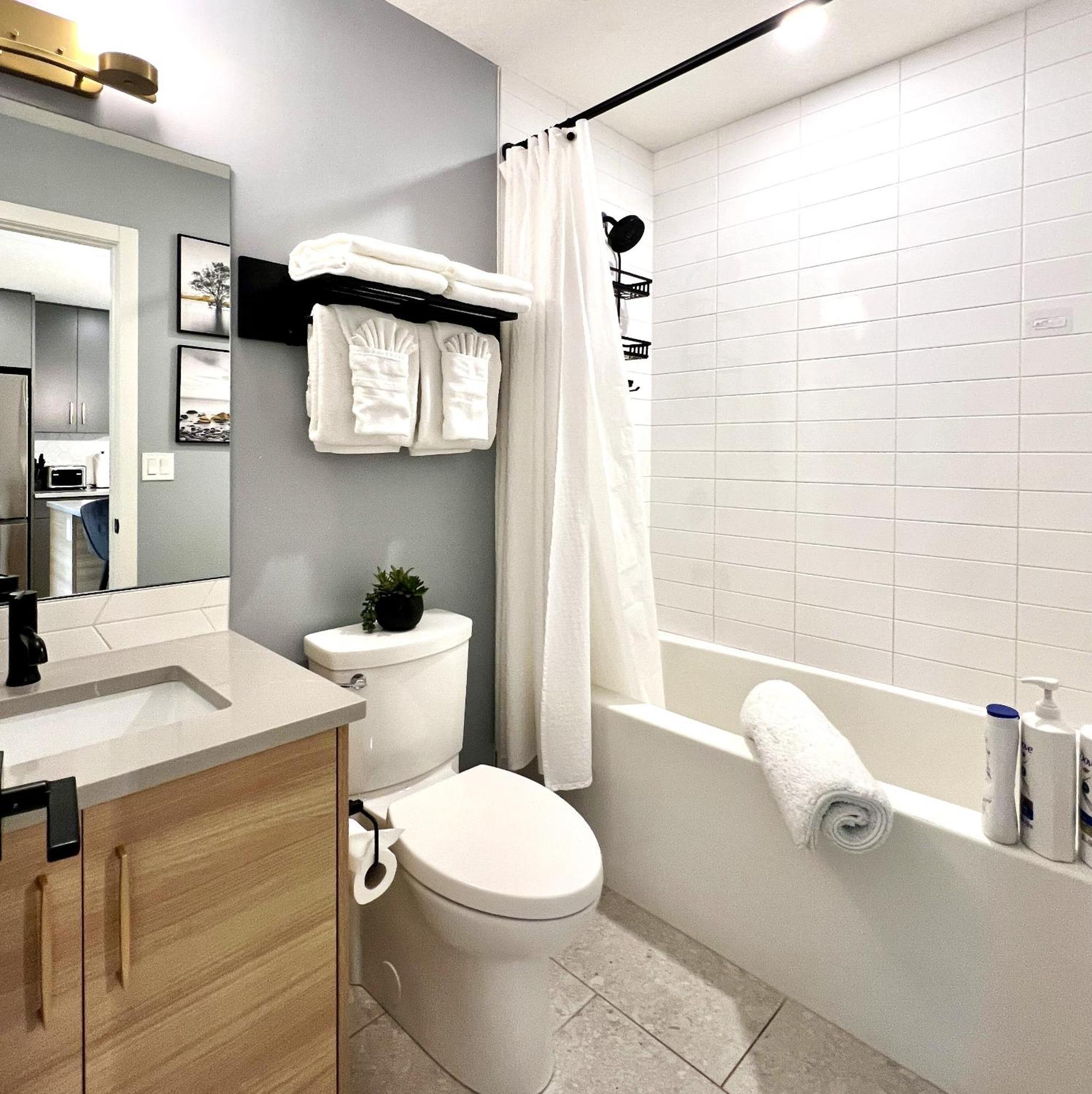 Brand New 2Br Condo With Outdoor Swimming Pool And Hot Tub Canmore Extérieur photo
