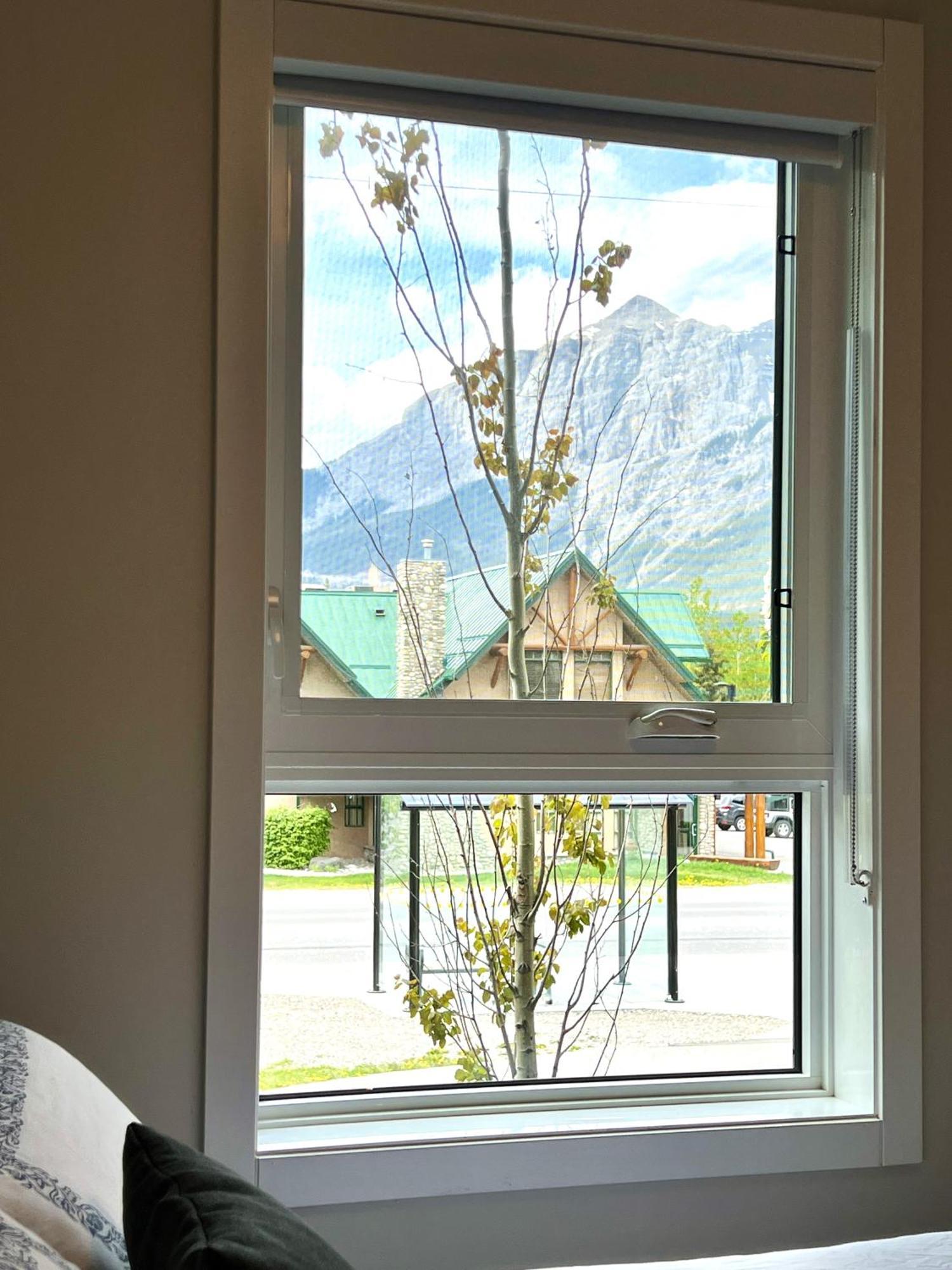 Brand New 2Br Condo With Outdoor Swimming Pool And Hot Tub Canmore Extérieur photo