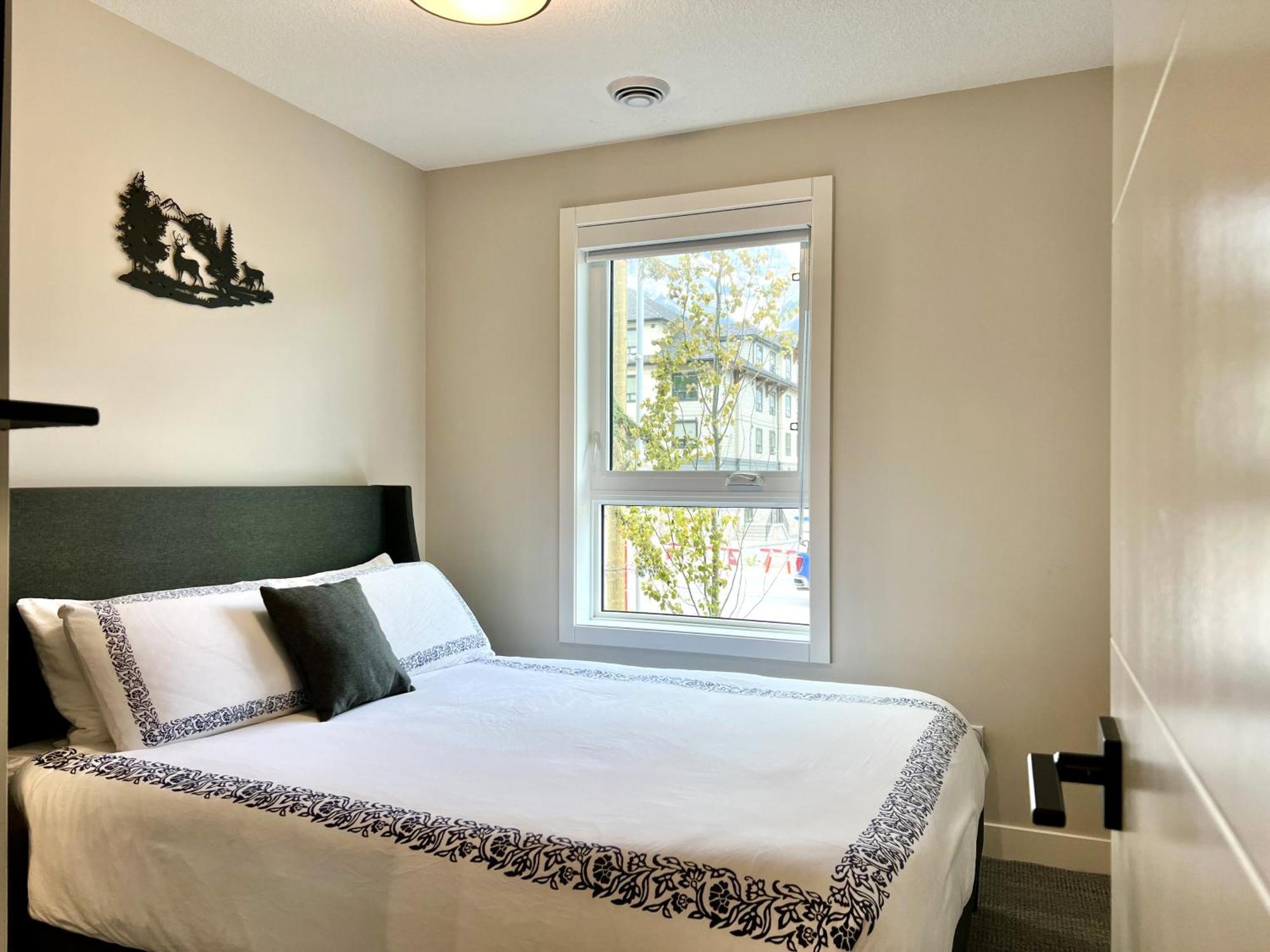Brand New 2Br Condo With Outdoor Swimming Pool And Hot Tub Canmore Extérieur photo