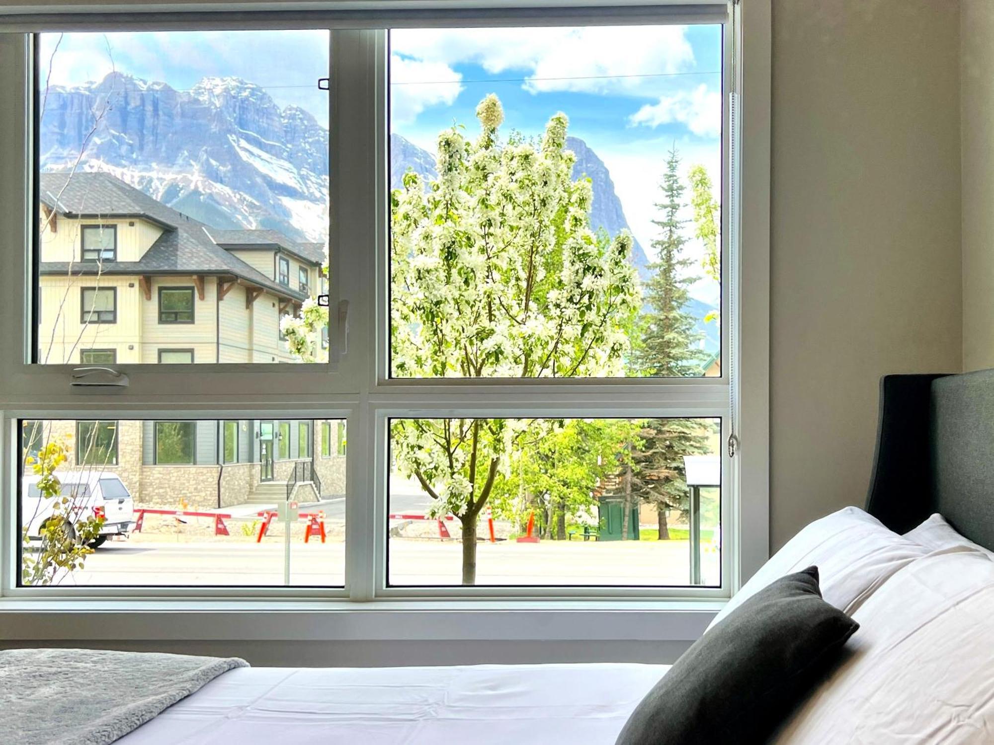 Brand New 2Br Condo With Outdoor Swimming Pool And Hot Tub Canmore Extérieur photo